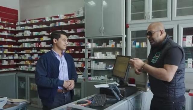 «حياة كريمة» تسدد ديون 25 أسرة متعثرة لصيدلي.. فيديو