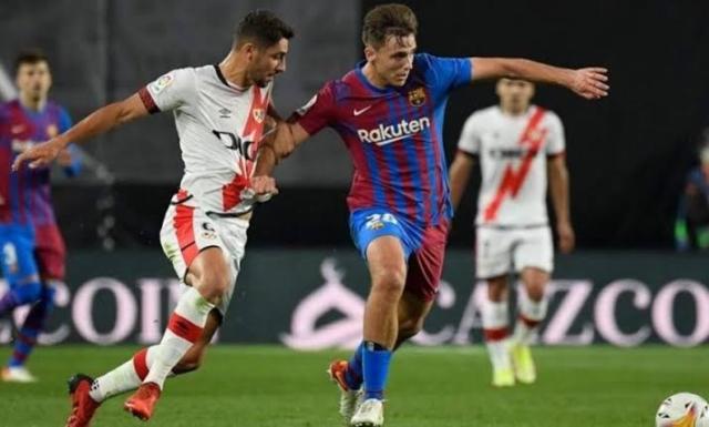 رايو فاليكانو يتقدم على برشلونة في الشوط الأول