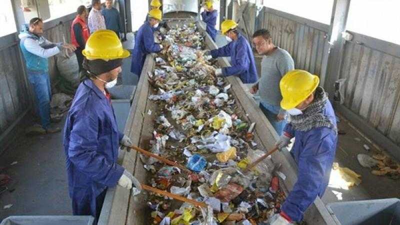 ضبط 7.77 طن بلاستيك خام مجهول المصدر داخل مصنع أحذية بالمنوفية