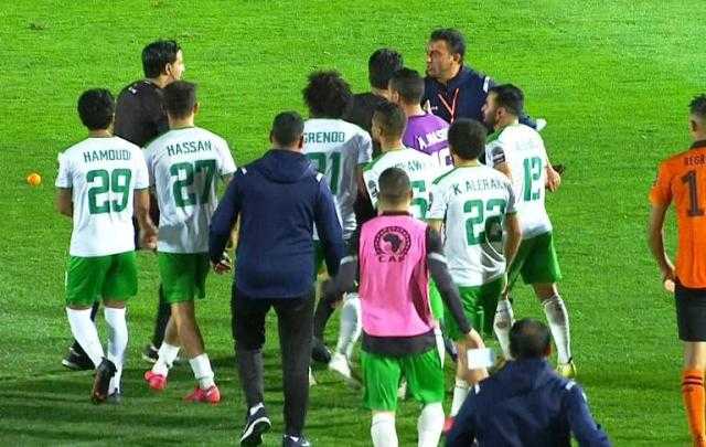 شاهد.. الاعتداء بالضرب على حكم مباراة المصري ونهضة بركان