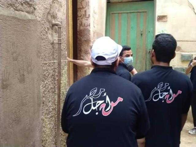 قافلة جامعة القاهرة توزع مواد غذائية على 413 أسرة بقرية المنوات