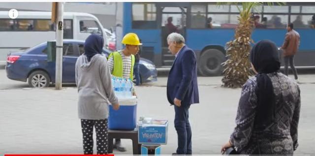 مسن يتحرش ببائعة مناديل.. والمارة يحملوه لقسم الشرطة «فيديو»