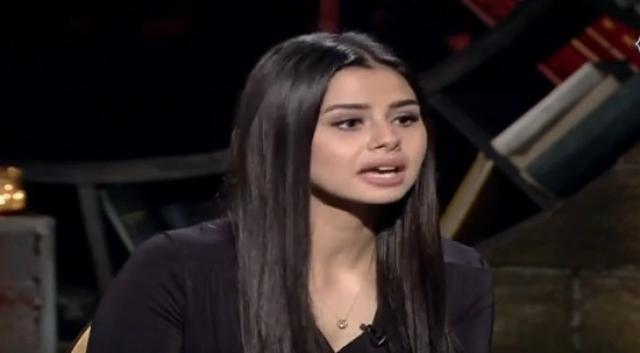 مكالمة وراء انفصالك عن زوجك.. رد غير متوقع لـ منة عرفة  - فيديو