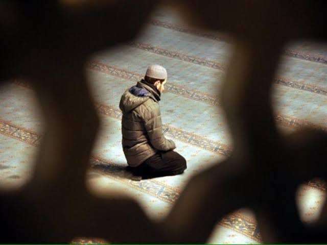 شخص يصلي 