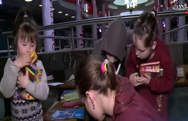 أطفال خاركيف الأوكرانية يحتمون بمحطات المترو من القصف الروسي «فيديو»