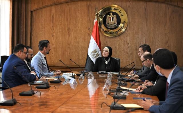لقاء وزيرة التجارة والصناعة مع وفد شركة ليوني الألمانية