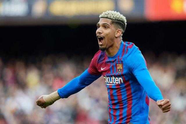 برشلونة يعلن تجديد عقد «أراخو» لمدة 4 مواسم