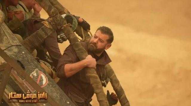 عمرو يوسف يحاول القفز من سيارة «رامز موفي ستار»