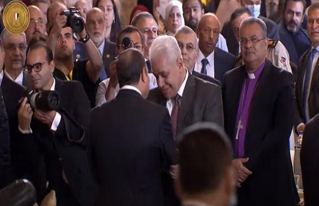 الرئيس يوجه التحية لحمدين صباحي ويصافحه