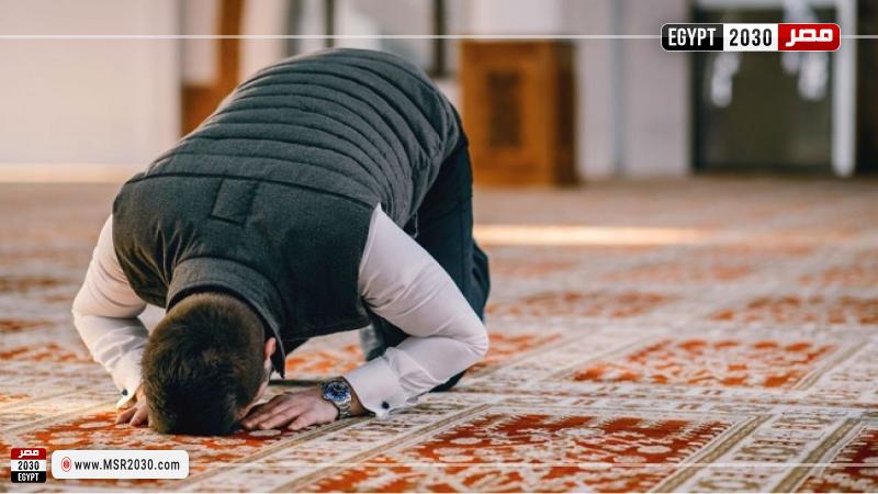 مسلم يصلي في مسجد (تعبيرية)