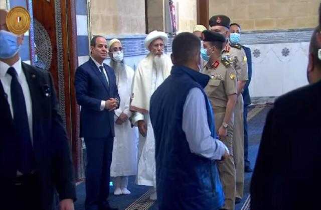 السيسي يتفقد أعمال تطوير مسجد الحسين ويشاهد مقتنيات النبي.. فيديو