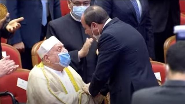 أحمد عمر هاشم يلقي قصيدة في حب الرئيس السيسي