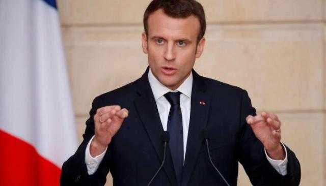 بعد فوزه بالانتخابات.. الرئيس الفرنسي يتعرض لاعتداء في أول ظهور له في أحد الأسواق