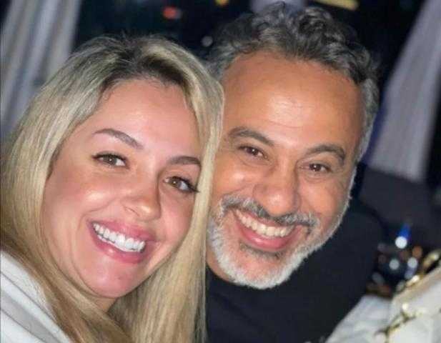 إيهاب فهمي لزوجته: «سبب ضحكتي وسندي»