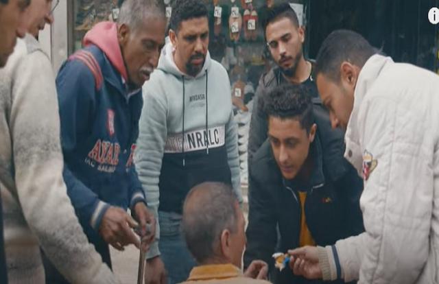 عامل نظافة يسقط أرضا.. الصدمة يرصد ردود أفعال المواطنين معه «فيديو»