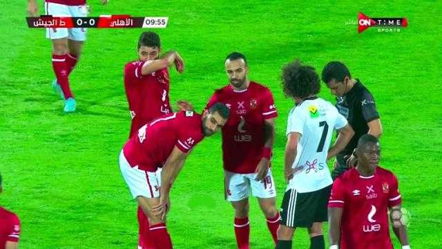 عمرو السولية يغادر مباراة الأهلي وطلائع الجيش مصابًا