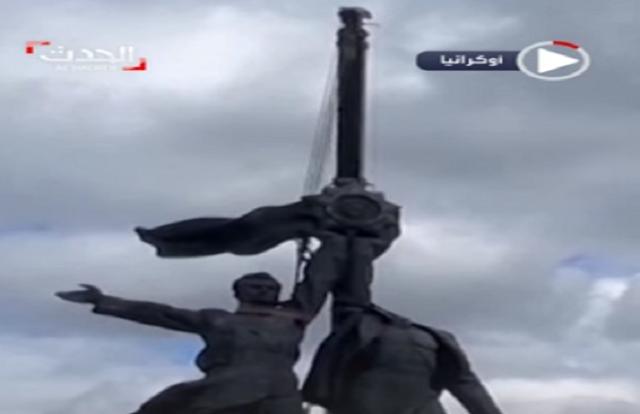 أوكرانيا تحطم رمز صداقتها مع روسيا في العاصمة كييف «فيديو»