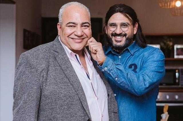أكرم حسني لـ بيومي فؤاد: «نورتني في مسلسل مكتوب عليا»