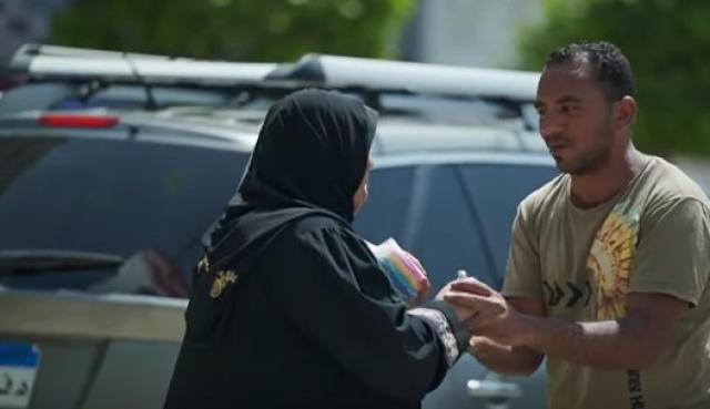 «حياة كريمة» تُدعم بائع مناديل بمبلغ مالي.. وتصرف غير متوقع من الأخير - فيديو