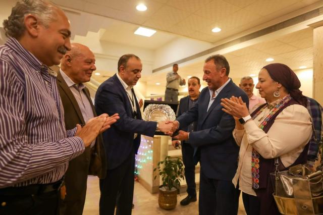 محمود الخطيب يتسلم درع نادي الشمس
