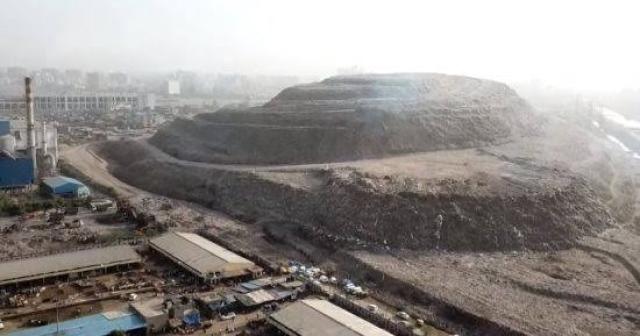 شاهد.. سر اشتعال أكبر جبل نفايات في الهند