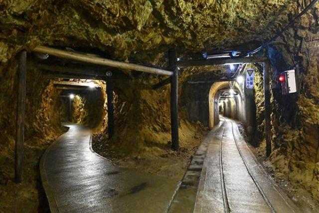مصرع 12 عاملة جراء حدوث انهيار أرضي بمنجم للذهب في إندونيسيا
