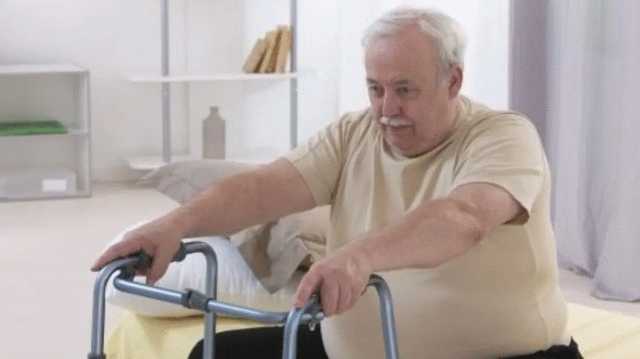 استشاري لكبار السن : السن بريء من هذا الأمر «فيديو»