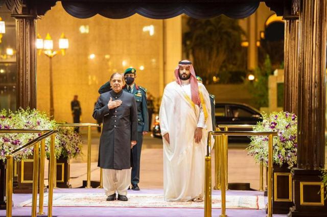 ولي عهد السعودية يستقبل رئيس وزراء باكستان 