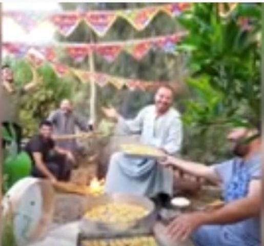كفاية عليهم تعب الشهر.. رجال يصنعون كحك العيد لزوجاتهم بالشرقية «فيديو»