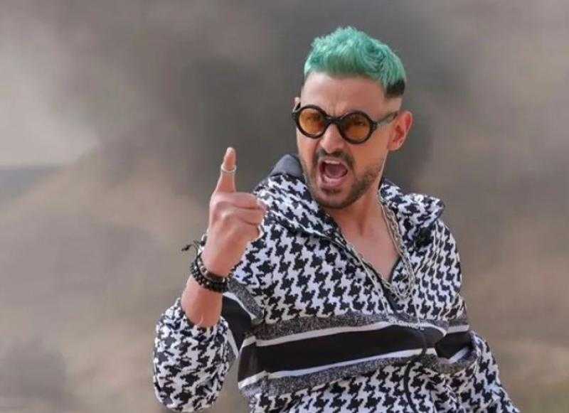 «بالجزمة».. رامز جلال يعتدي على حمو بيكا «فيديو»