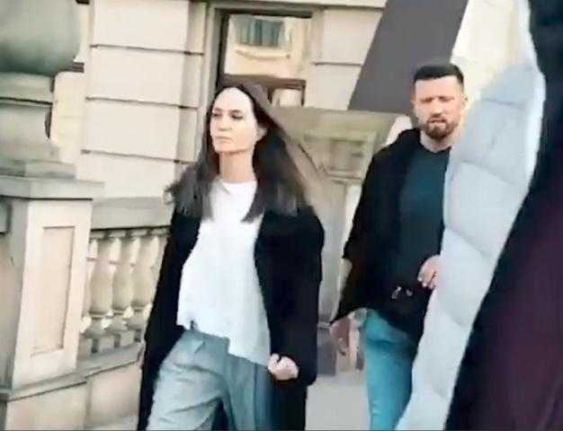 شاهد.. لحظة هروب أنجلينا جولي بعد إطلاق صافرات الإنذار بمدينة لفيف الأوكرانية