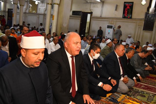 محافظ قنا يؤدي صلاة عيد الفطر المبارك بمسجد العارف بالله سيدى عبدالرحيم القنائى 