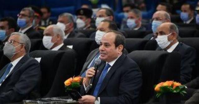 الرئيس يلتقط صور تذكارية مع أبناء الشهداء وأبطال الاختيار 3 والعائدون