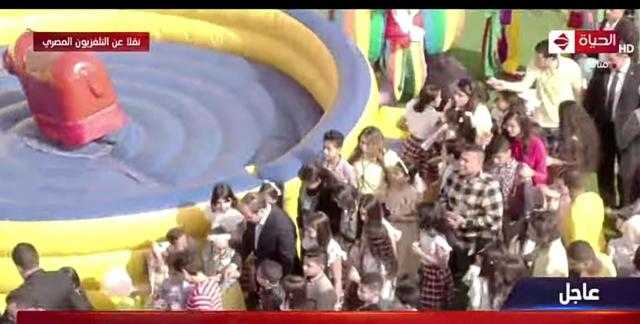 شاهد.. الرئيس السيسي يوزع الحلوى والهدايا على أبناء الشهداء