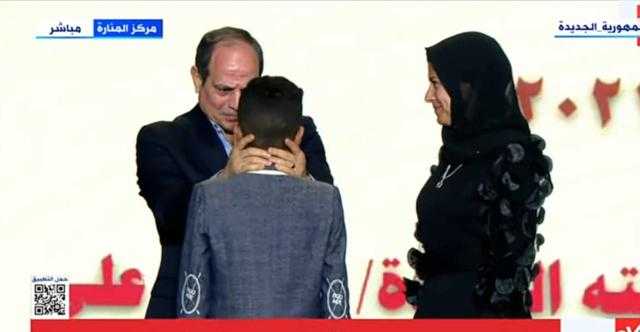 شاهد.. لحظة بكاء ابن الشهيد محمد عاطف إسماعيل.. والرئيس يمسح دموعه