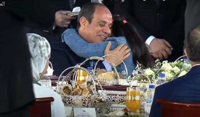 لقطة مؤثرة.. طفلة تحتضن الرئيس السيسي بشدة وترفض تركه