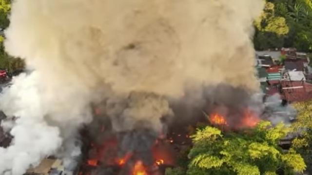حريق مروع يلتهم 80 منزلاً و يسفر عن مقتل 8 أشخاص بالفلبين.. فيديو