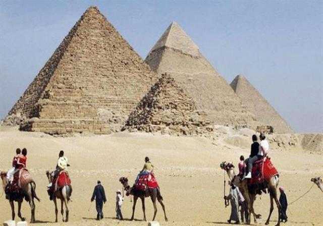 فرقة مارون فايف العالمية تزور منطقة أهرامات الجيزة