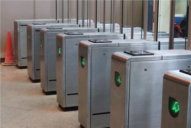 وزير النقل يشدد بسرعة تشغيل البوابات الإلكترونية الجديدة بمحطات السكة الحديد