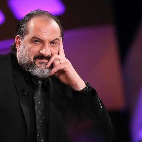 خالد الصاوي يروي قصة أول يوم له بمسرح الجامعة - «فيديو»