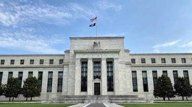 الفيدرالي الأمريكي يعلن احتمال رفع أسعار الفائدة مجددا بنسبة 0.5%
