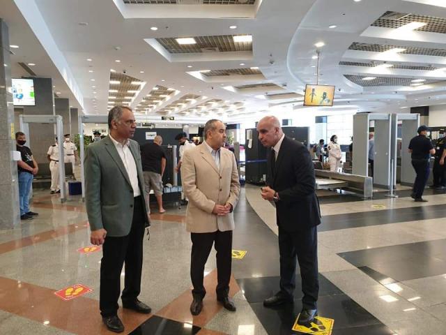 وزير الطيران أثناء جولته 