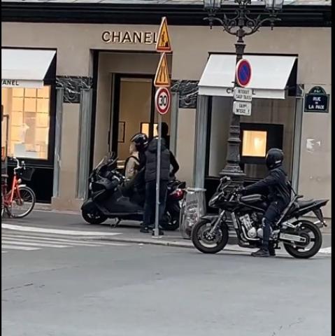 سطو مسلح على متجر وسرقته بوضح النهار في باريس «فيديو»