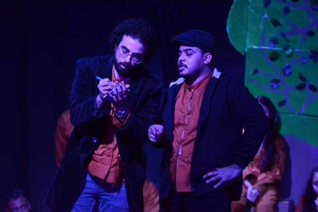 إزاحة الستار عن العرض الأول لـ«ما وراء مصنع الكراسي»- صور
