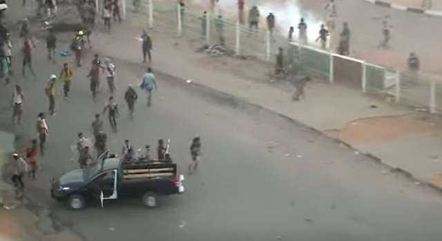 متظاهرون سودانيون يحطمون سيارة شرطة.. فيديو