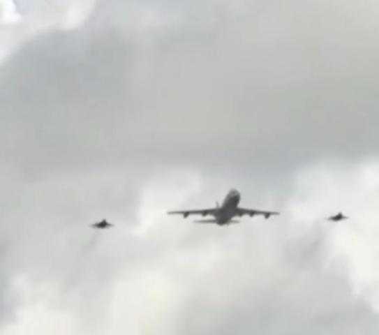 شاهد.. طائرة «يوم القيامة» تحلق فوق سماء الكرملين