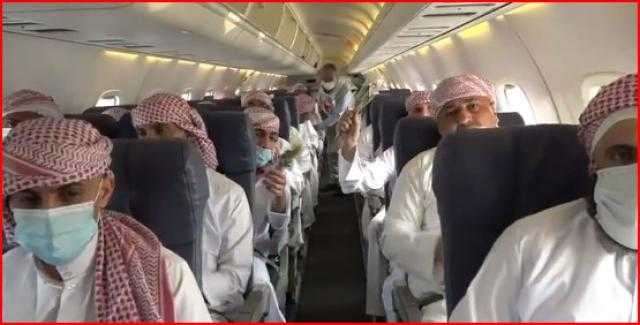 بالزي السعودي.. مشاهد تحرير الأسرى الحوثيين من داخل الطائرة «فيديو»