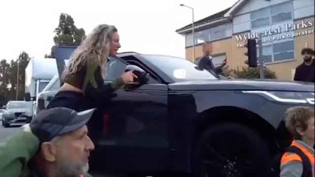 منع امرأة من القيادة لمحاولتها إبعاد متظاهرين كانوا يغلقون الطريق