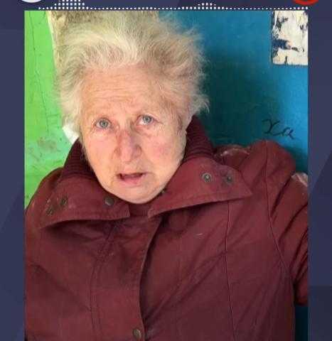 شاهد.. جدة أوكرانية تبكي وتلملم أشياء حفيدتها بعد دمار منزلها