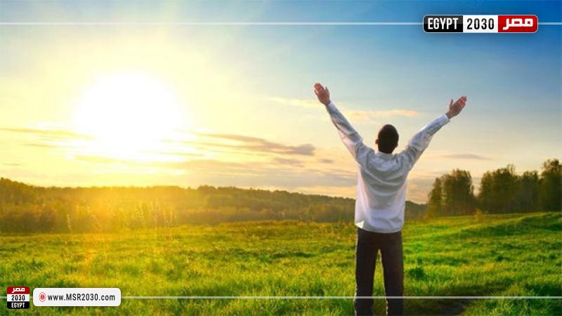 شخص يستمتع بنسيم الصباح (تعبيرية)
